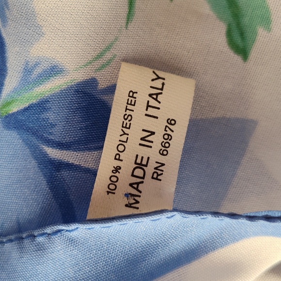Made In Italy Beautiful!  Blue Floral Print Scarf - Picture 3 of 3
